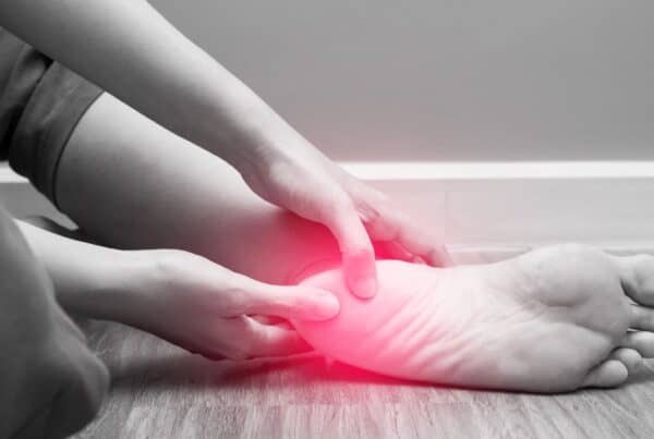 Αυτές οι απλές Διατάσεις θα σας Βοηθήσουν να Ανακουφίσετε τον Πόνο στα Πέλματά σας - Δρ. Ελευθέριος Καραδήμας Ορθοπεδικός Χειρουργός