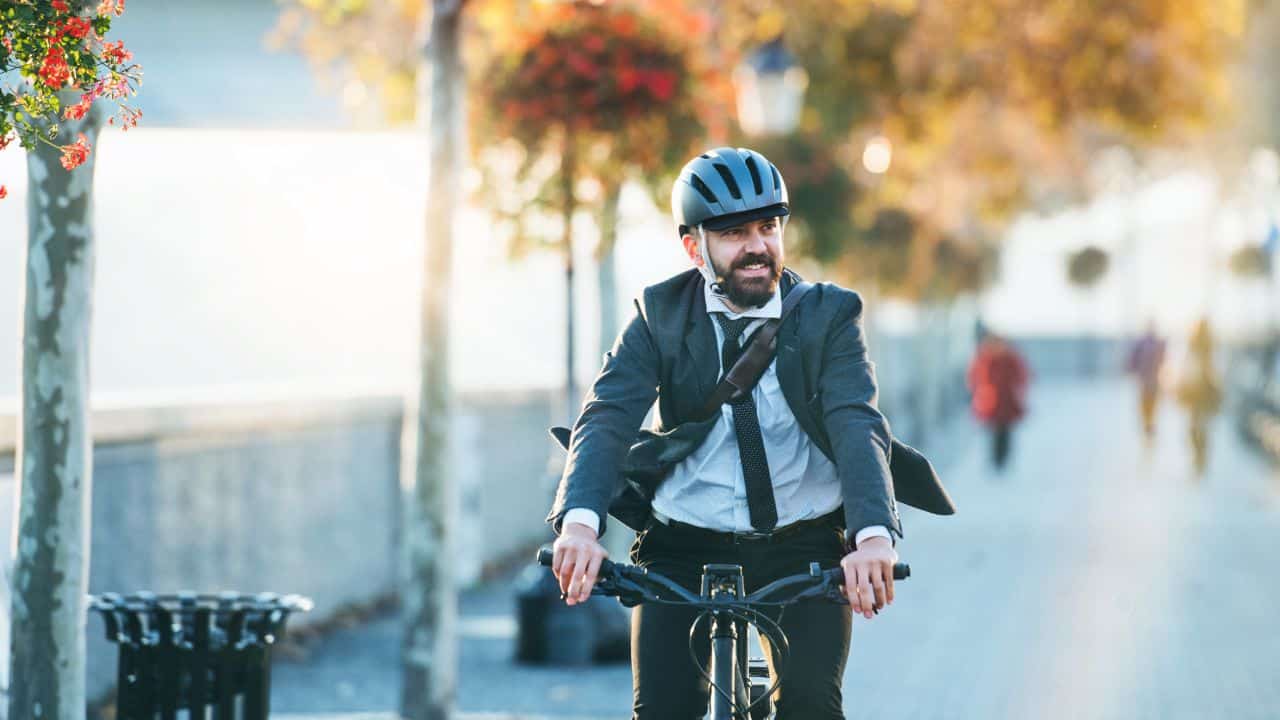 Ασφάλεια στο Ποδήλατο: 5 Συμβουλές για να Αποφύγετε τους Τραυματισμούς - Δρ. Ελευθέριος Καραδήμας Ορθοπαιδικός Χειρουργός