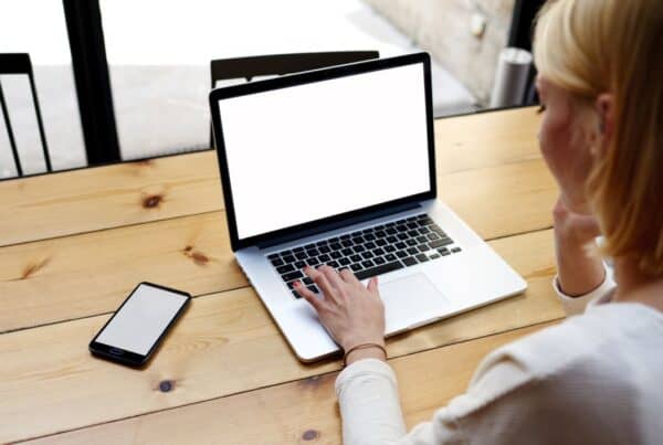 Ποια είναι η Σωστή στάση Σώματος όταν Κάθεστε μπροστά σε Υπολογιστή - Δρ. Ελευθέριος Καραδήμας Ορθοπεδικός Χειρουργός